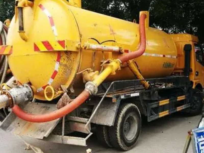 和平区贵阳路外墙雨水管拆装漏水维修 改PVC管